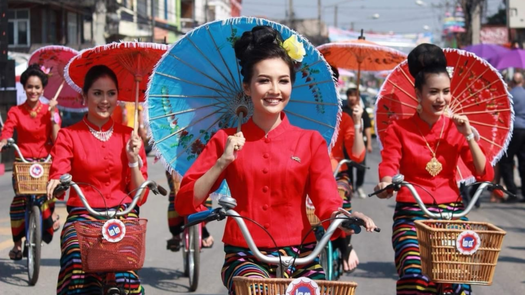 vrouw met parasol op fiets