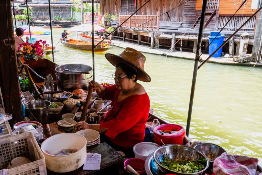 Thaïlandaise faisant de la nourriture sur le marché
