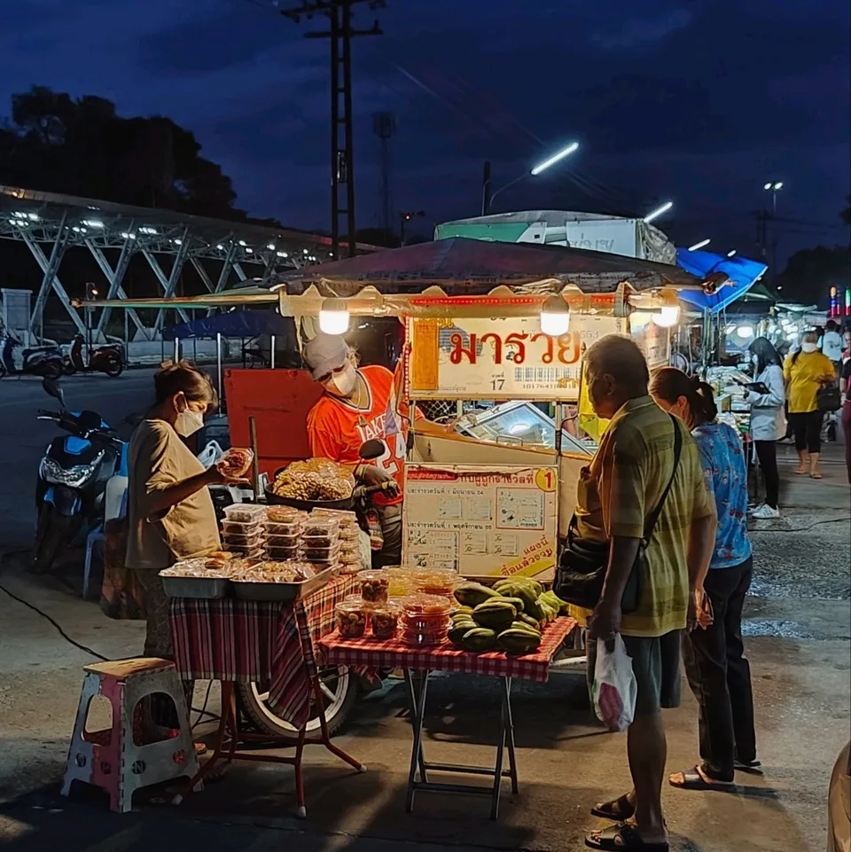nightmarket avec des personnes sur un stand