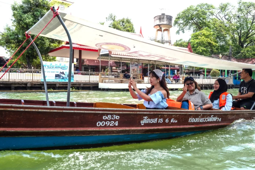 bateau dans l'eau avec des personnes à l'intérieur