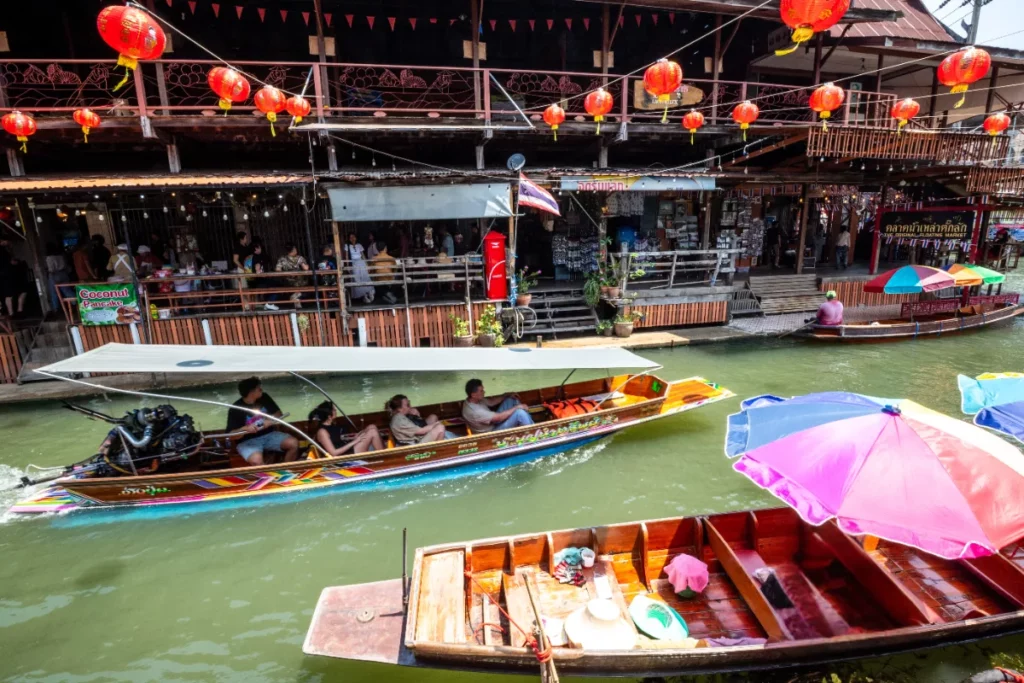 bateau sur l'eau à Ratchaburi-Lao Tak Lak
