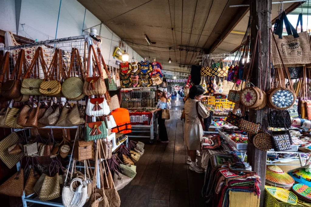 marché avec des produits typique de la Thaïlande