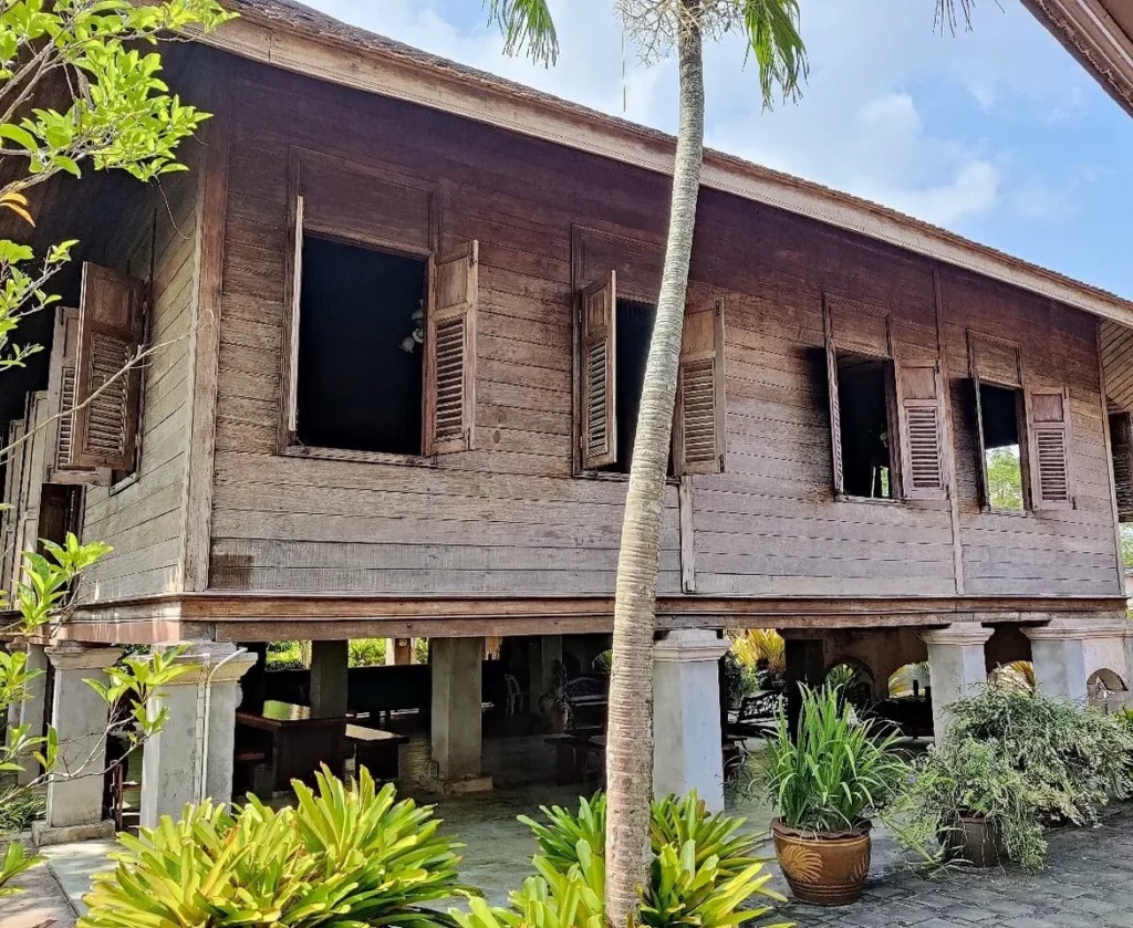 De-oude-stadsmuur-en-Baan-Than-Khun.webp