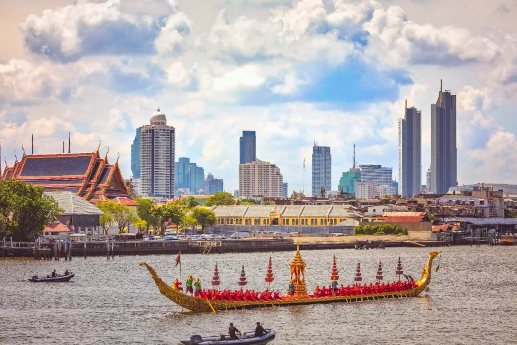 Bangkok-The-Suphannahong-Royal-Barge-Chao-Phraya-River