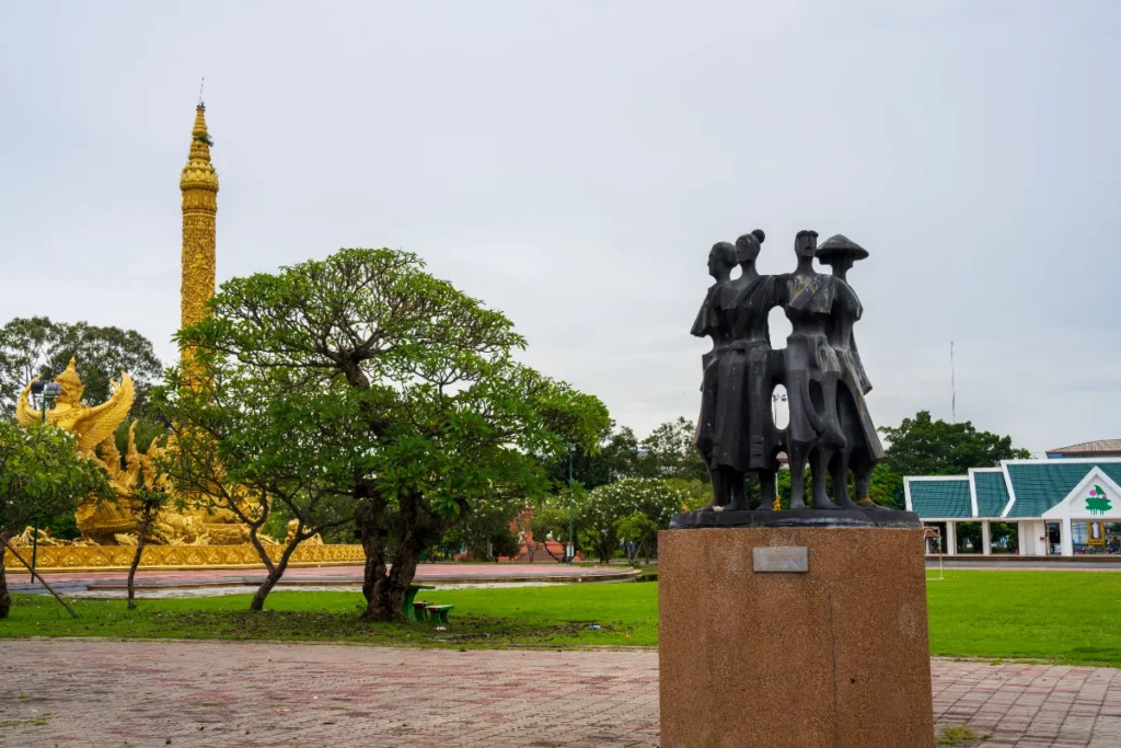 Ubon-Ratchathani-Thung-Si-Mueang-Sculpture-of-Harmony-and-Progress-