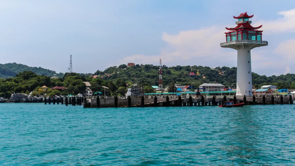 Uitzicht op de kust en vuurtoren van Koh Larn bij Pattaya