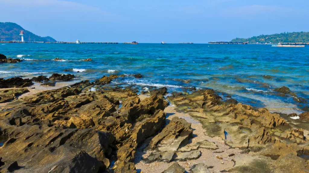 Rotsachtige kust en turquoise zee van Koh Larn in Thailand
