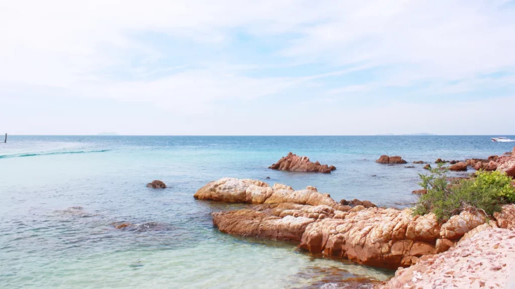 Zee en rotsachtige kust van Koh Sichang in de provincie Chon Buri