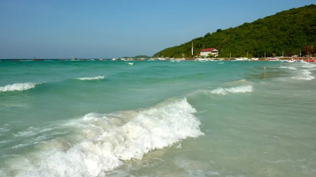 Plage et baie tropicale de Koh Sichang en Thaïlande