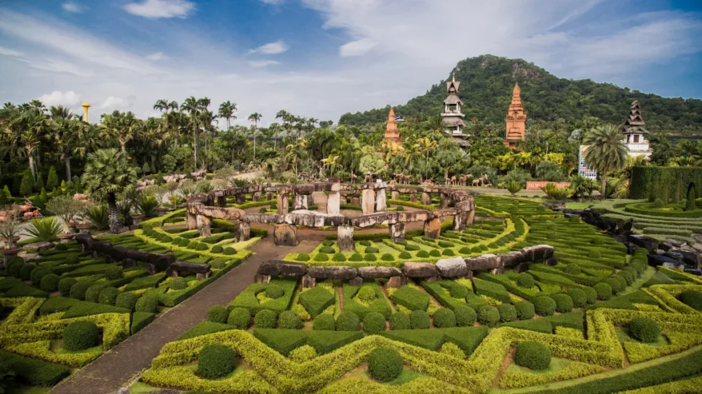 Panoramisch uitzicht over de tropische tuinen van Nong Nooch bij Pattaya