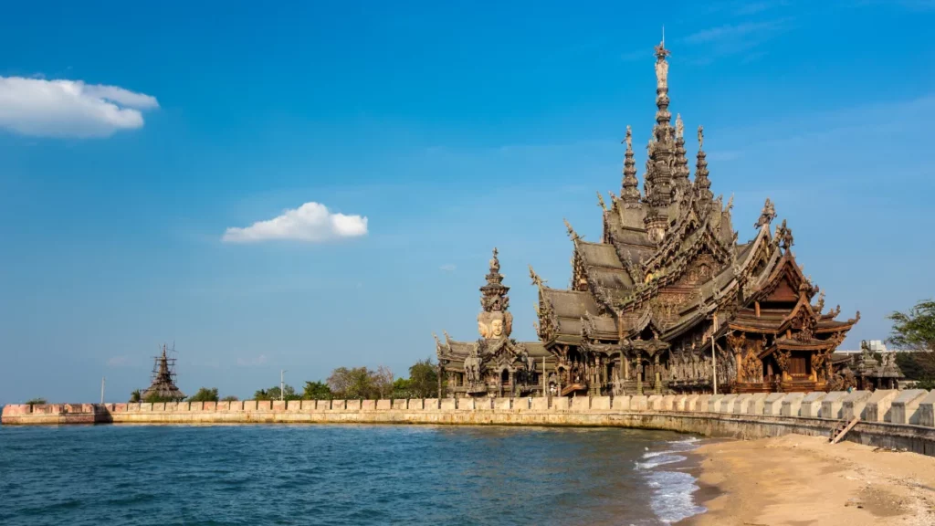 Sanctuaire de la Vérité en bois au bord de la mer à Pattaya