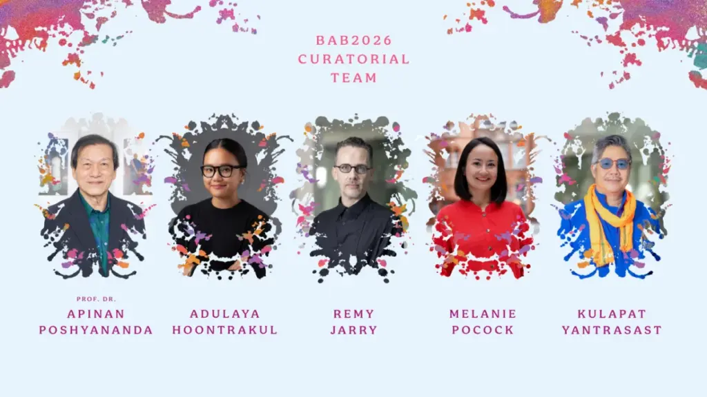 Vijf portretten van het curatorenteam van Bangkok Art Biennale 2026, waaronder Apinan Poshyananda, Adulaya Hoontrakul en Rémy Jarry.