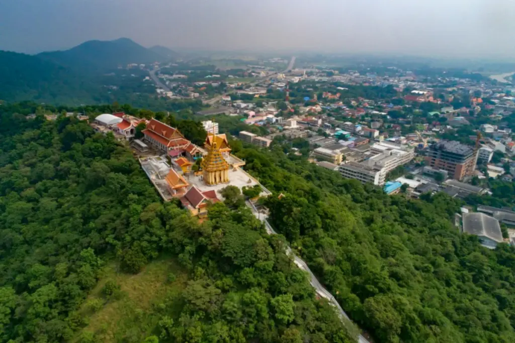 Luchtfoto van de lange trap over de beboste Khao Sakae Krang-heuvel naar de tempel op de top.